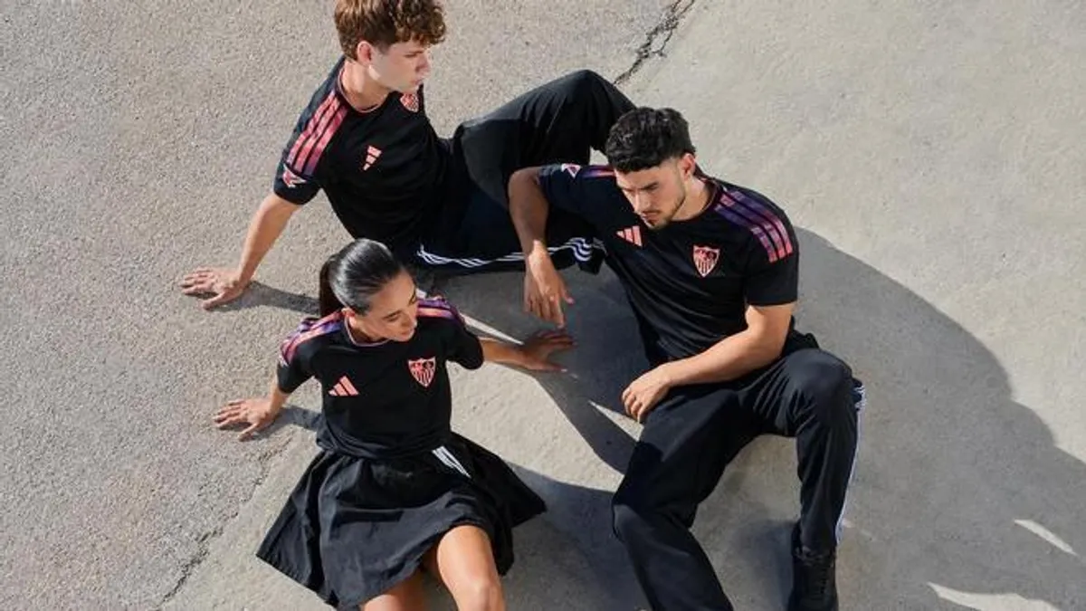 El Sevilla estrena su tercera camiseta, inspirada en los atardeceres sevillanos