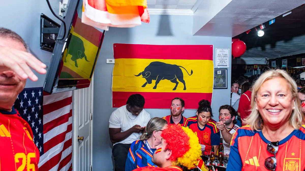 La euforia española en Nueva Jersey desborda por el gol de Ferran Torres