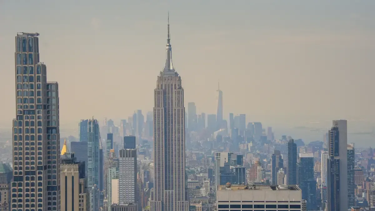 El humo de los incendios canadienses oscurece Nueva York