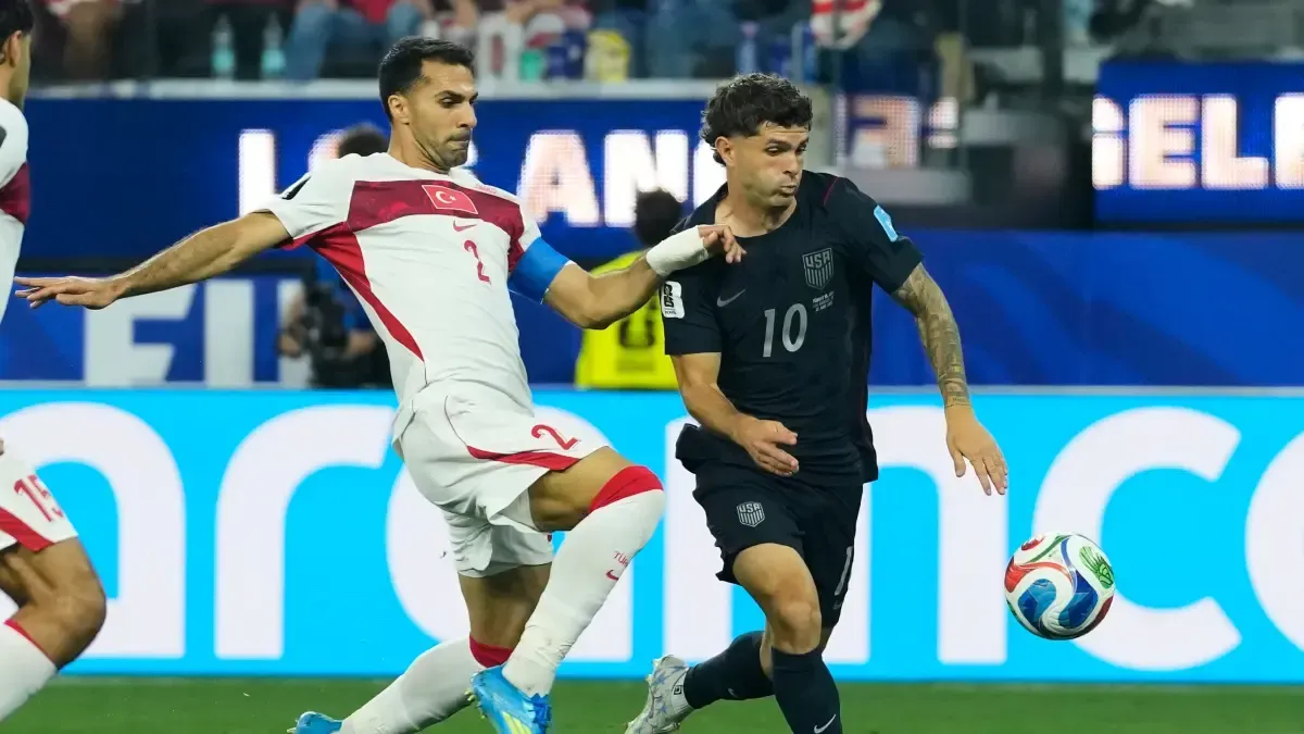 Zeki Çelik, nuevo fichaje de la Juventus, se marcha de la Roma