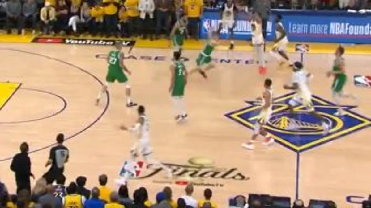 Poole emula a Curry con un espectacular tiro sobre la bocina