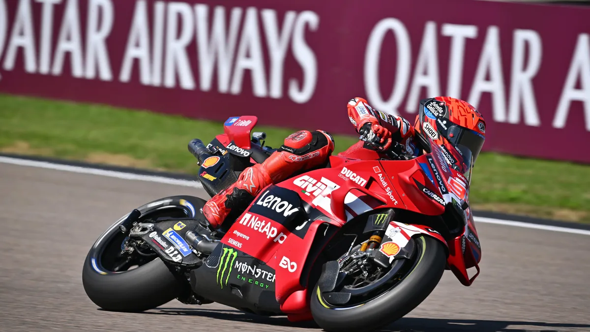 Márquez domina Sachsenring con una pole histórica; Bezzecchi sufre una fractura