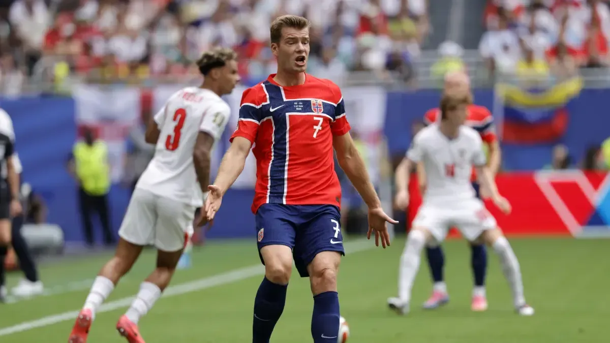 Alexander Sørloth, blanco de críticas y amenazas de muerte por parte de aficionados noruegos