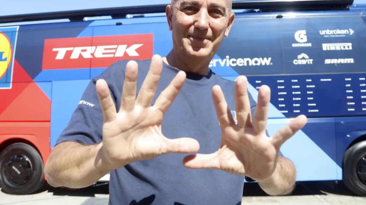 Las manos que cuidan a Juan Ayuso: Más allá del masaje en el Tour
