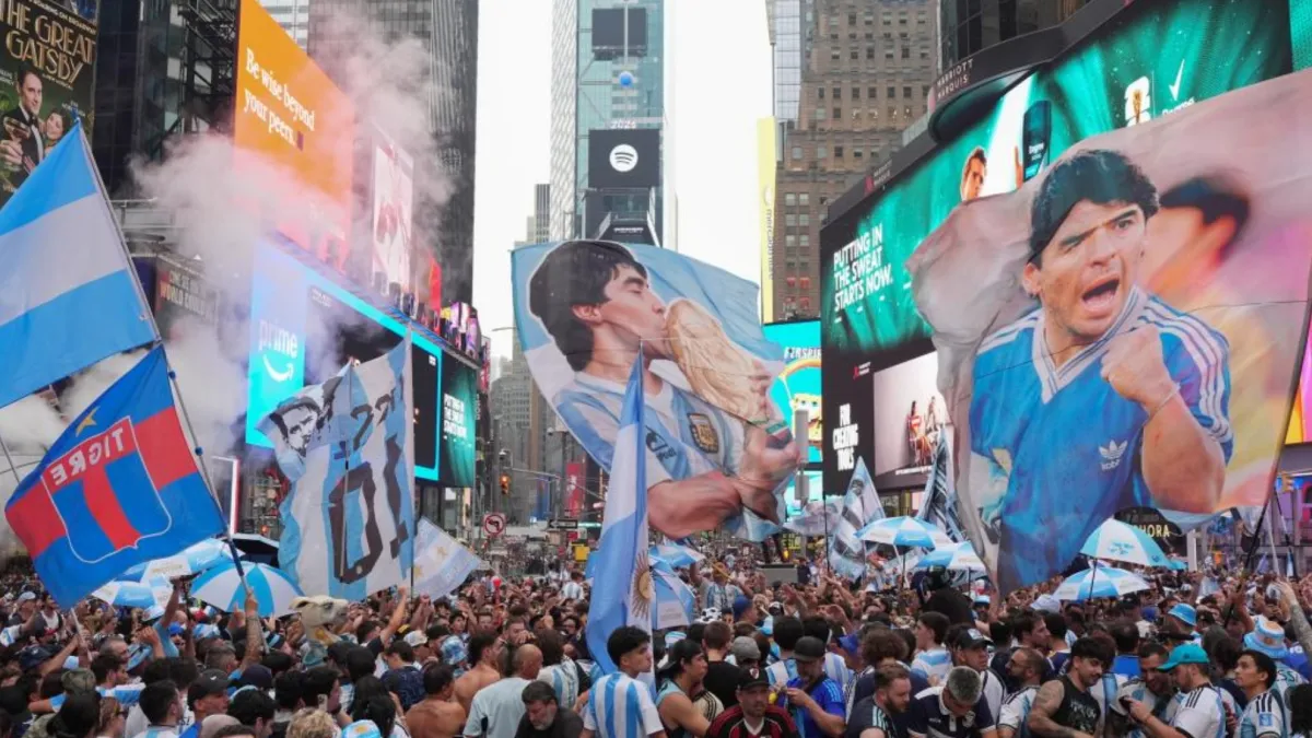 Miles de argentinos tiñen Times Square de celeste y blanco en vísperas de la final del Mundial 2026