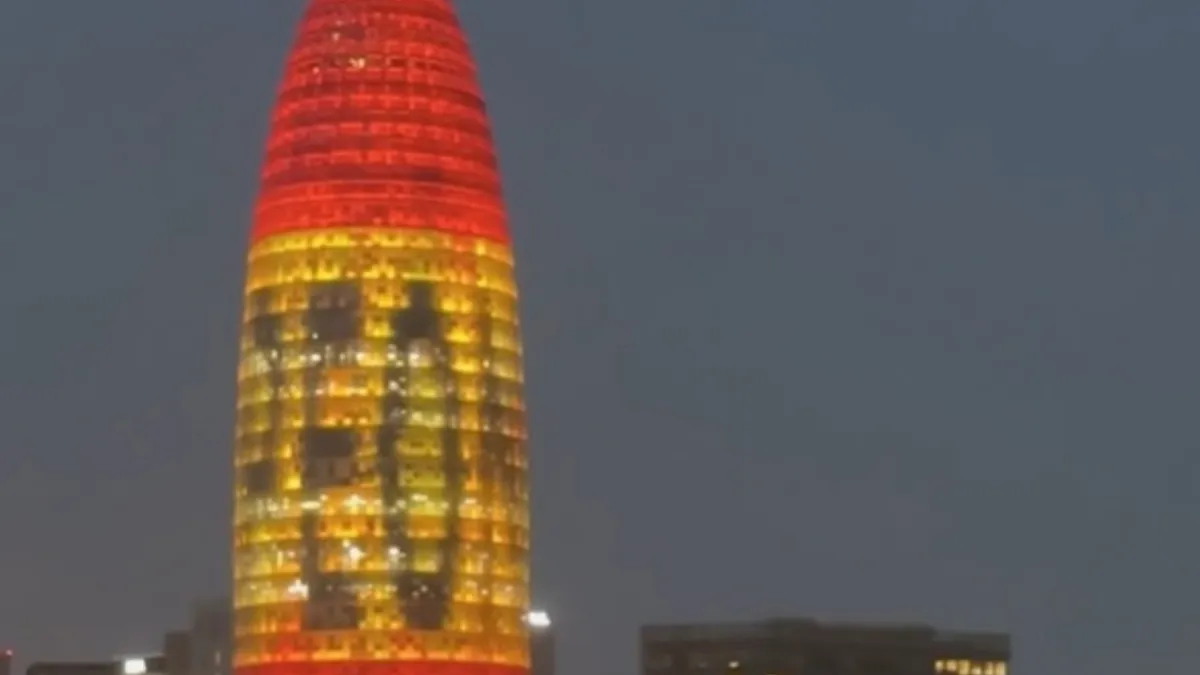 Polémica en Barcelona: La Torre Glòries se ilumina con un mensaje 'Campeones' horas antes de la final