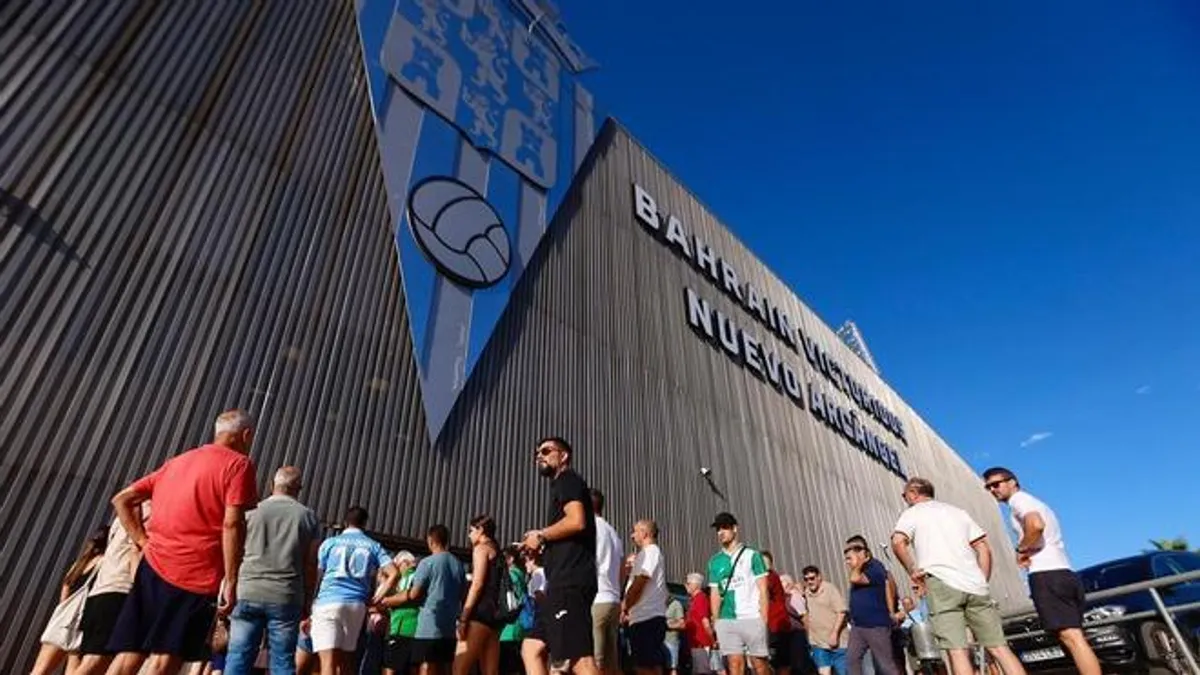 Abonados del Córdoba CF forman colas en El Arcángel durante la fase de cambios de asiento