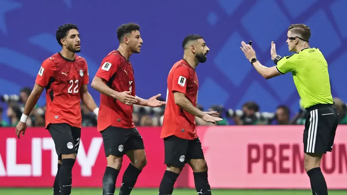 FIFA realiza segundo recorte de árbitros VAR y destaca al colegiado del Argentina-Egipto