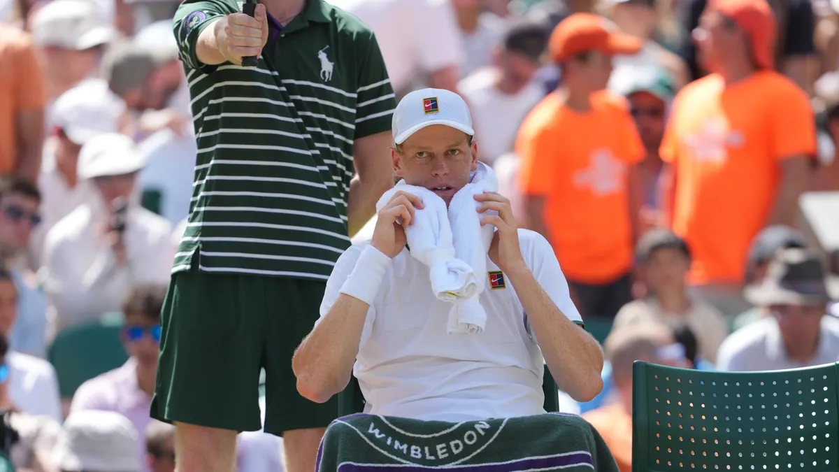 Sinner, frente a las adversidades en su duelo de Wimbledon ante Djokovic
