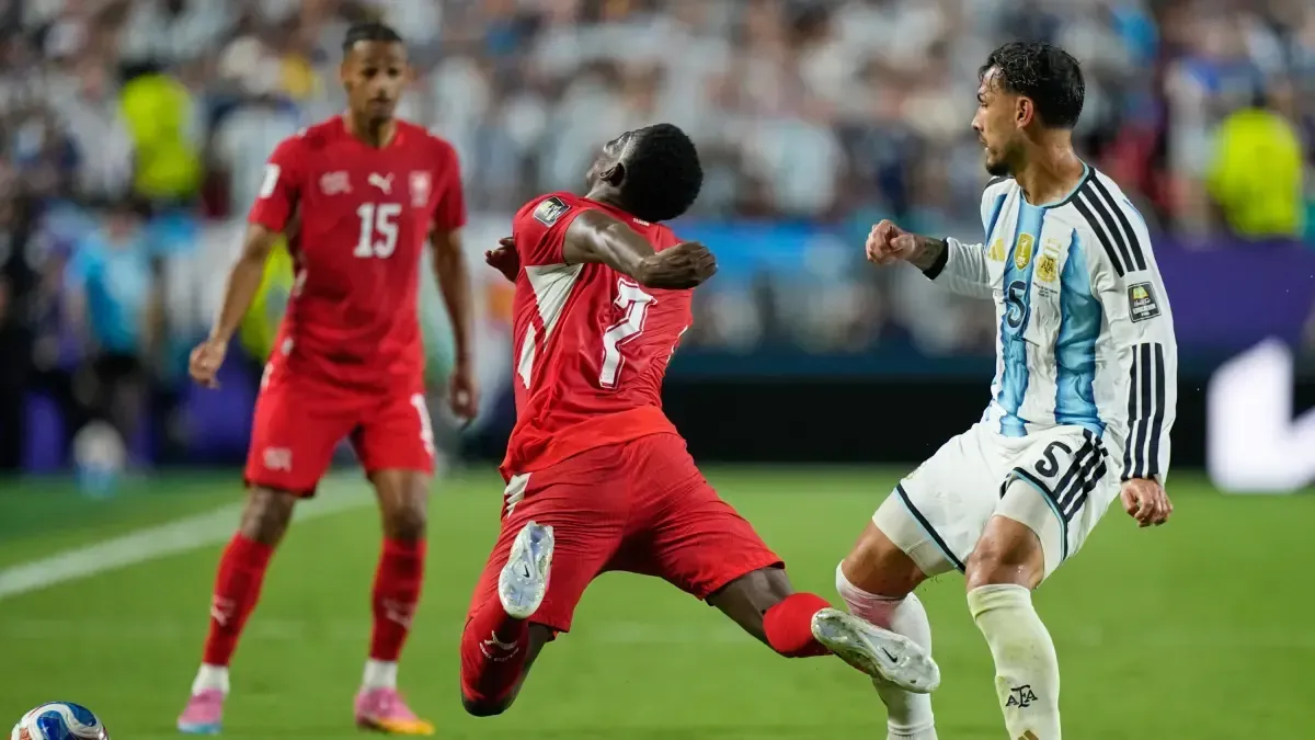 UEFA da la espalda a FIFA: el VAR no sancionará simulaciones como error de identificación