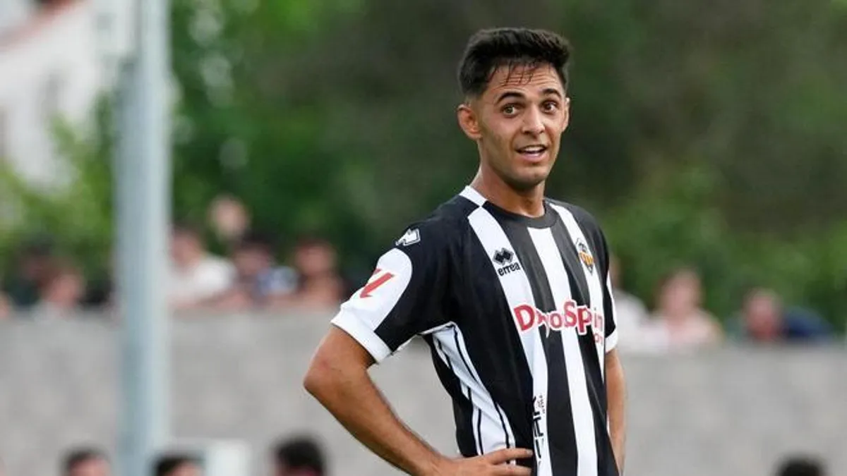 Álvaro Martín debuta con gol y deja buenas sensaciones en el Castellón