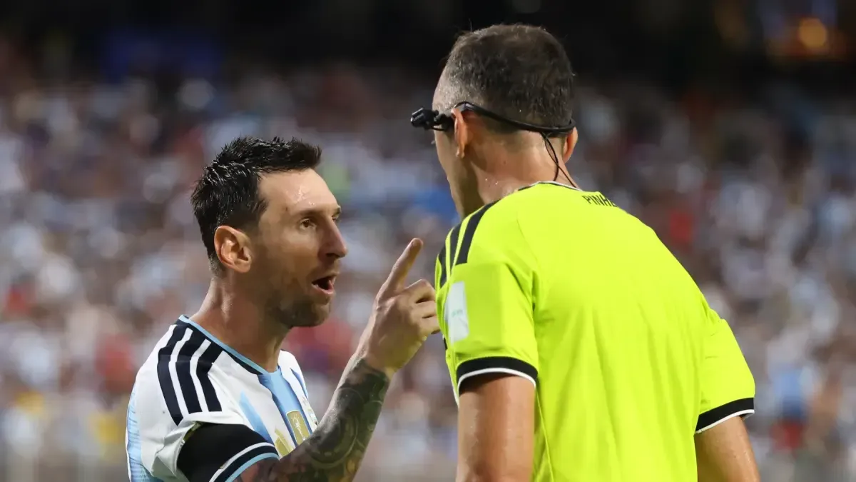 Messi confronta al árbitro: "Háblame bien, no me faltes al respeto"