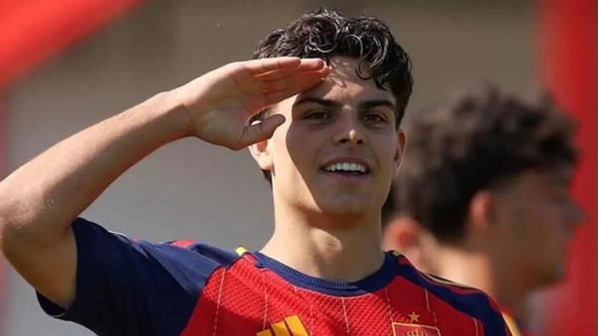 Xavi Espart, estrella de La Masia, incluido en el Once Ideal del Europeo Sub-19 tras ganar el título con España