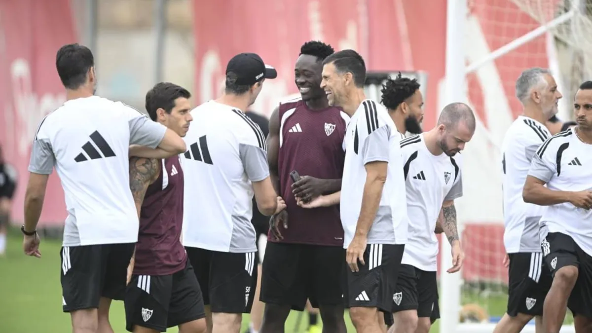 Akor Adams regresa al Sevilla en medio de negociaciones por su futuro