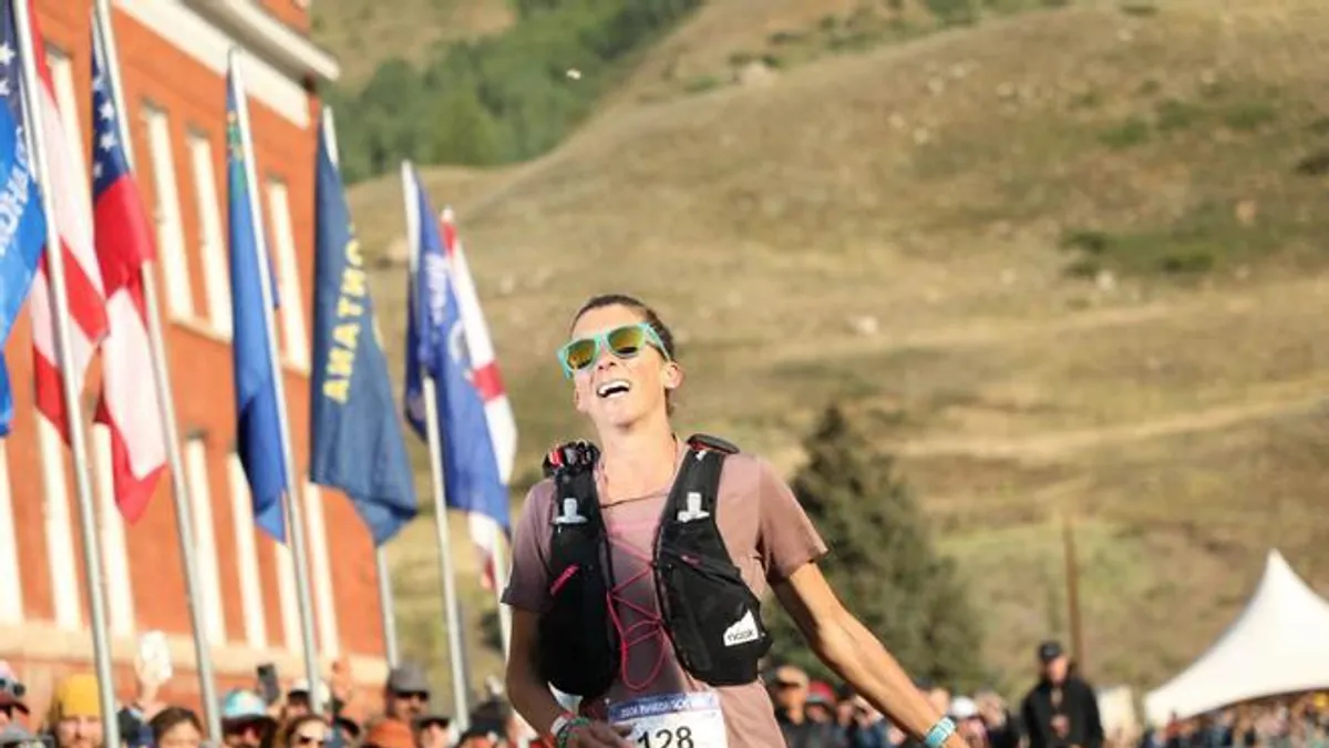Courtney Dauwalter conquista el Hardrock 100 por cuarta vez, batiendo su propio récord