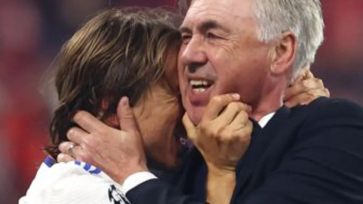Modric celebra la 14ª con un efusivo abrazo a Ancelotti