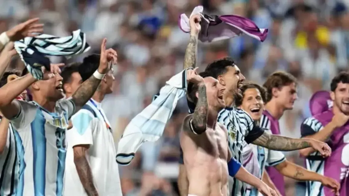 Messi lidera cánticos celebratorios con sus compañeros: "El que no salta es un inglés"