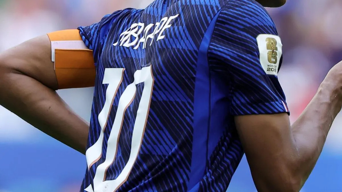 Mbappé reacciona y acerca a Francia con un doblete ante Inglaterra
