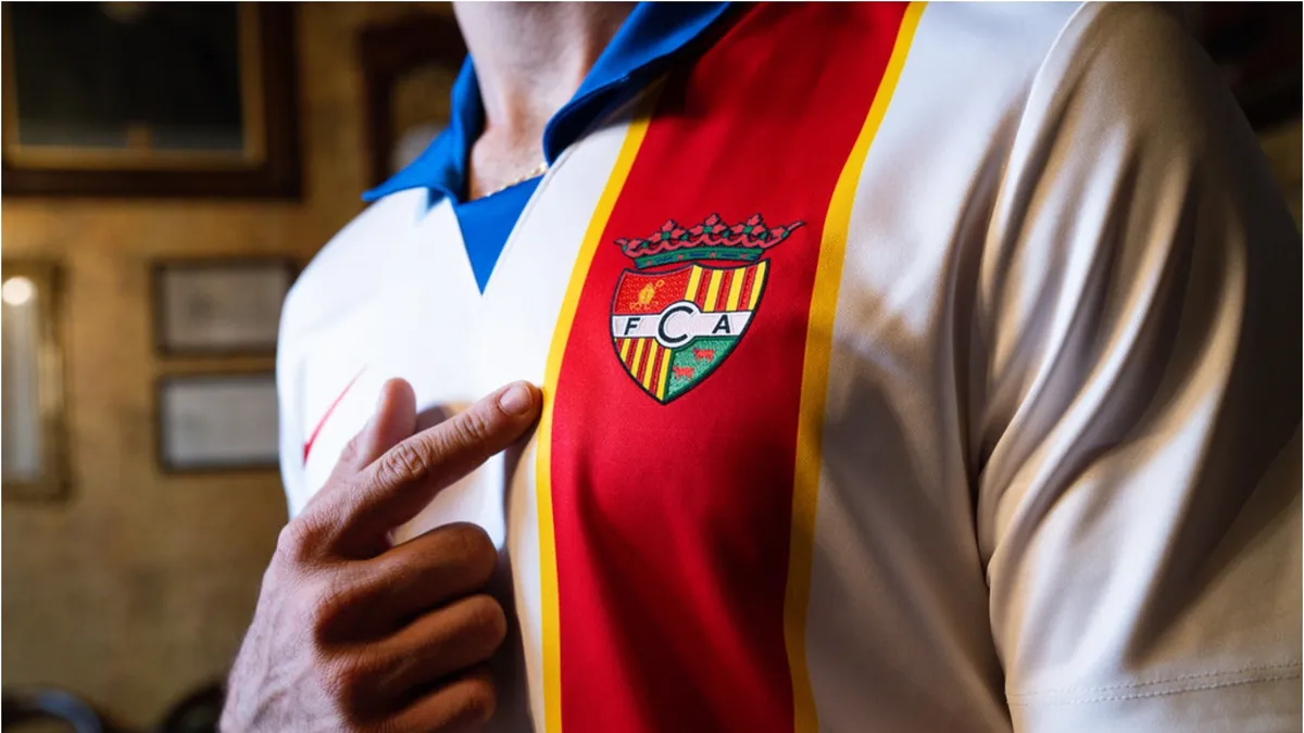 El FC Andorra renueva su identidad con la segunda equipación y el escudo original