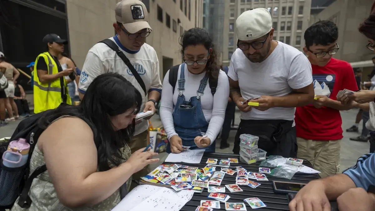 El fenómeno de los cromos desborda el Rockefeller Center en Nueva York