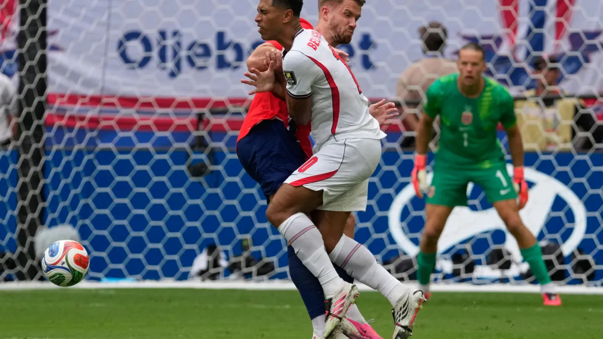 Noruega se pone en ventaja ante Inglaterra con un golazo de Schjelderup