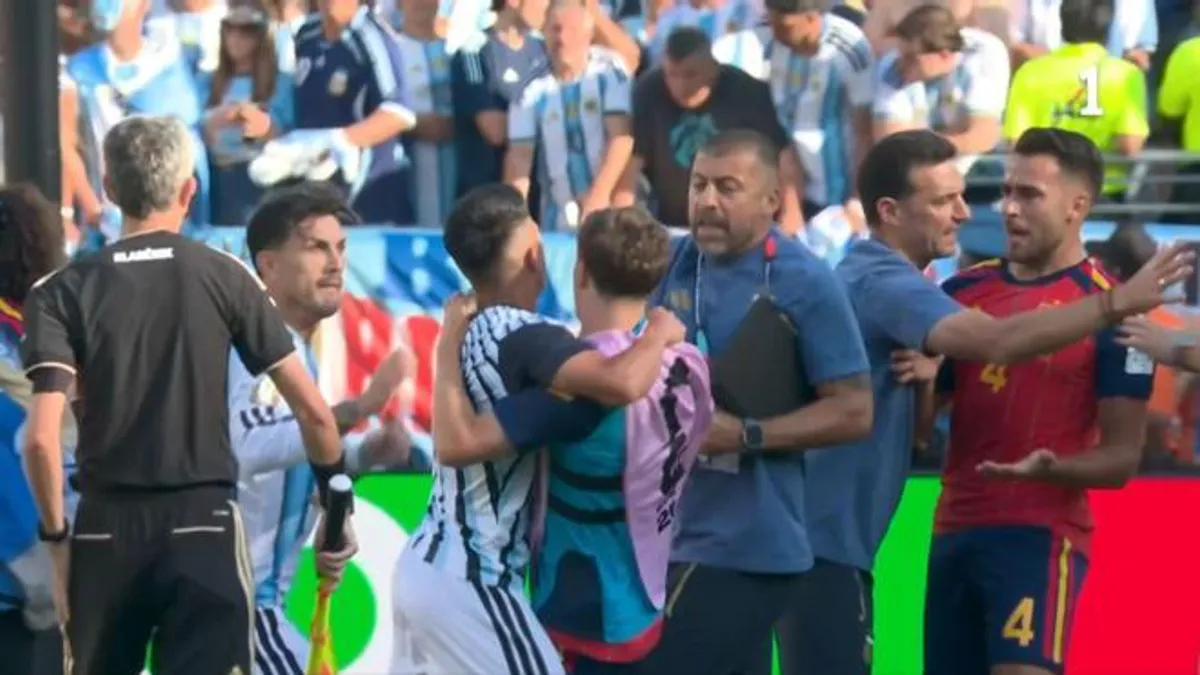 Paredes pierde la calma tras la final del Mundial y agrede a Eric García y Gavi