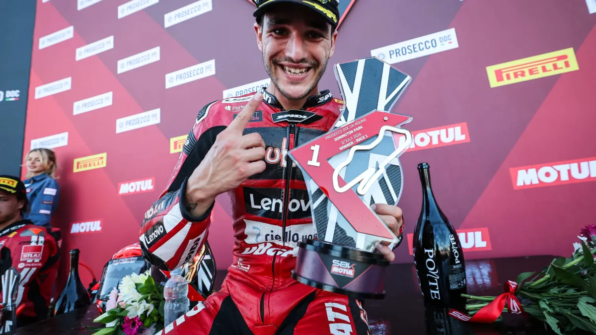 Lecuona destrona a Bulega y pone fin a su imbatibilidad en Superbike