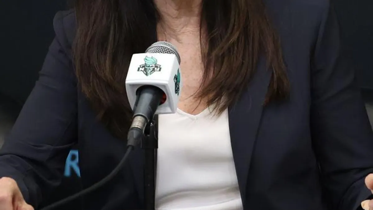 Entrenadora de la WNBA suspendida por comentario sobre Angel Reese