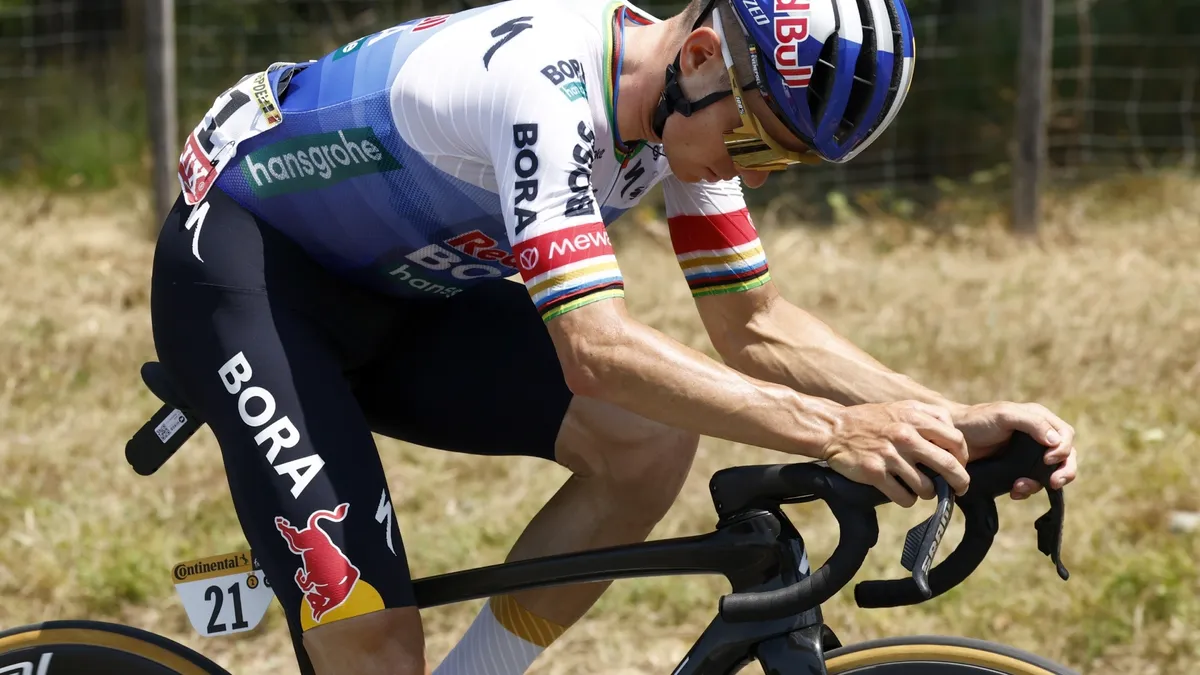 Lefevere aviva la polémica entre Evenepoel y Lipowitz: "Remco es el líder natural"