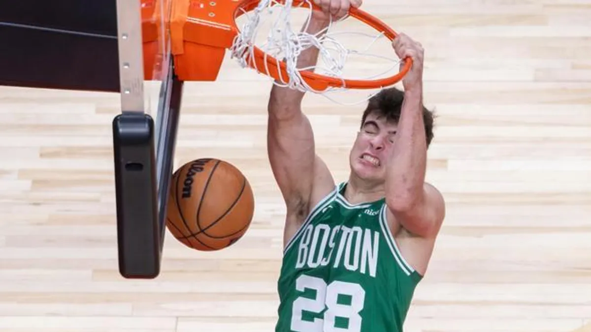 Hugo González brilla con un doble-doble y lidera a los Celtics en la Summer League