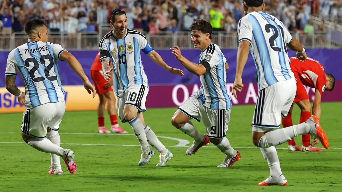 Julián Álvarez brilla en el Mundial y su evolución es celebrada por Scaloni y Messi