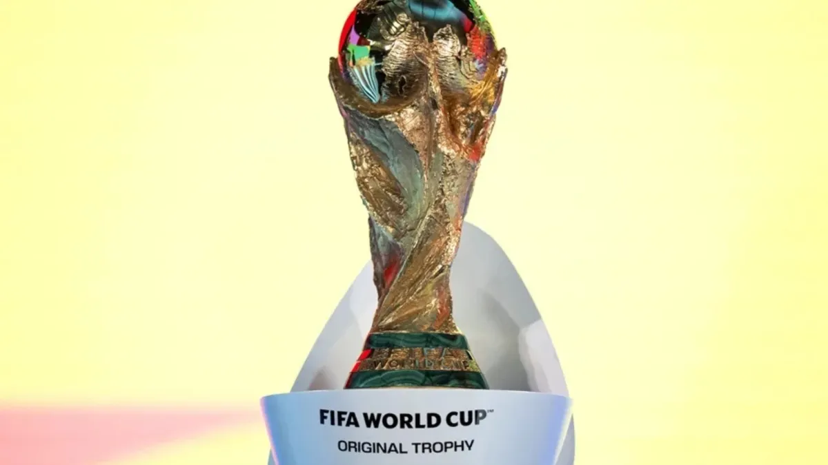 Polémica en el palco de la FIFA: Trump se adelanta y toca la Copa del Mundo