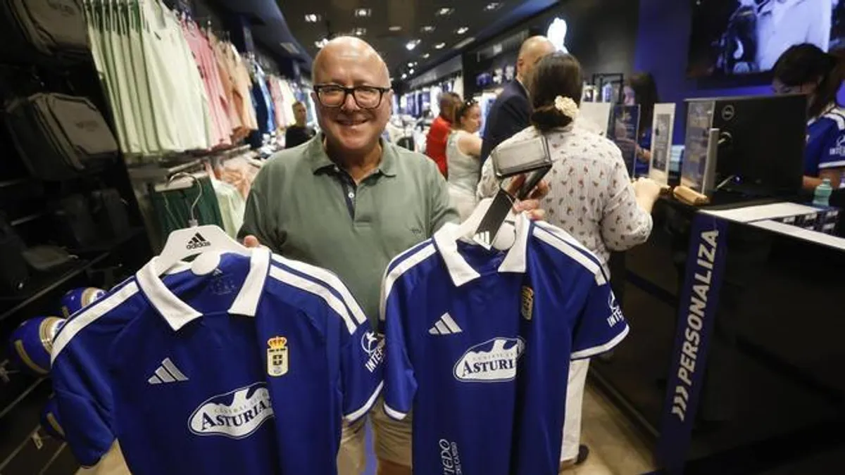 Oviedismo se vuelca con las nuevas camisetas: la azul, el gran reclamo